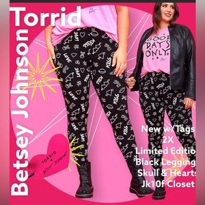 ☠️ NWT TORRID BETSEY JOHNSON 2X SKULLS skull ☠️ & 💋 LEGGING PANTS